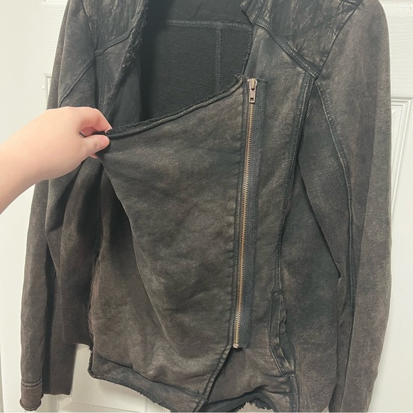 Buckle BKE Women Black Washed Cowl-Neck Asymmetrical Zip Draped Moto Jacket - Picture 4 of 9